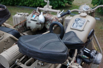 Old timer show mit Uniform im Retro Stil auf einem Motorrad