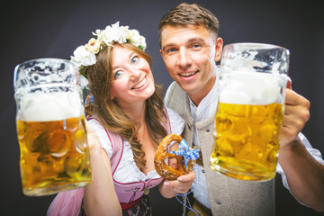 Oktoberfest, Frau und mann in Bayerischer Tracht