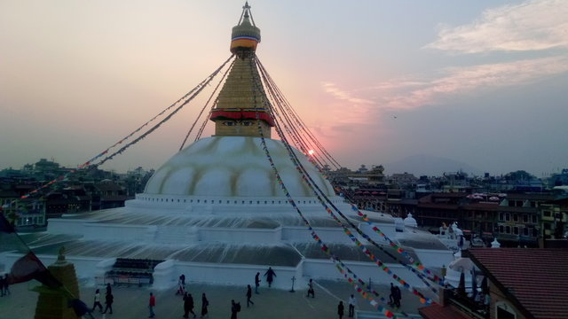 a grande stupa &agrave; noite