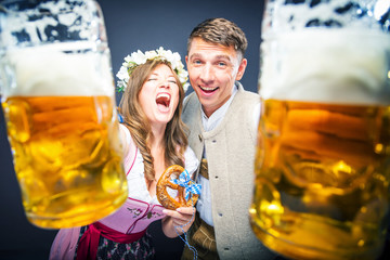 Oktoberfest, Frau und mann in Bayerischer Tracht