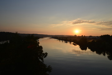 Zug Eisenbahn an der Donau