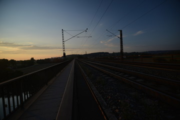 Fototapeta na wymiar Zug Eisenbahn an der Donau