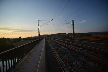 Fototapeta na wymiar Zug Eisenbahn an der Donau