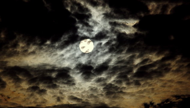 Fototapeta Księżyc na tle ciemnego, nocnego, lekko zachmurzonego nieba