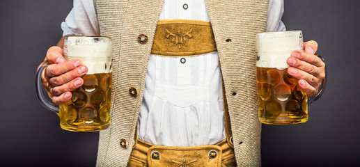 Oktoberfest, Frau und mann in Bayerischer Tracht