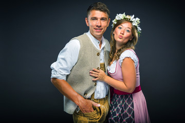 Oktoberfest, Frau und mann in Bayerischer Tracht