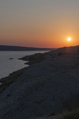 Croazia: vista panoramica al tramonto sull'isola di Pago, la quinta isola della costa croata nel mare Adriatico settentrionale