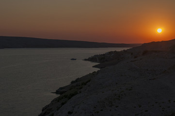 Croazia: vista panoramica al tramonto sull'isola di Pago, la quinta isola della costa croata nel mare Adriatico settentrionale