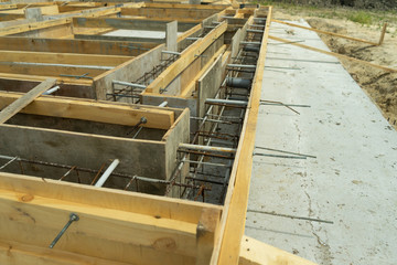 Production of the concrete base under the house with use of a removable timbering.