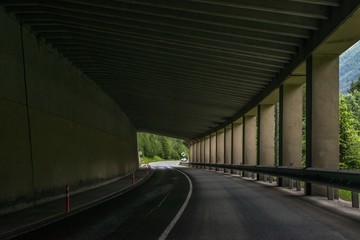 Autotunnel in den Alpen mit Gegenverkehr, Österreich