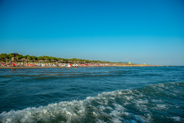 Panoramiczny widok na plażę od strony morza - obrazy, fototapety, plakaty