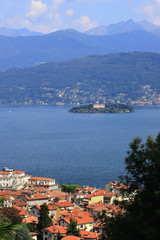Naklejka na ściany i meble Lago Maggiore con isola borromea in Italia