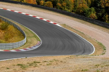 Foto auf Acrylglas Motorsport Blick auf leere Rennstrecke mit rot-weißen Bordsteinen Motorsport-Konzept-Rennhintergrund