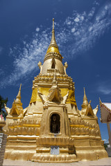 Fototapeta premium Goldene Pagode auf Koh Samui Thailand