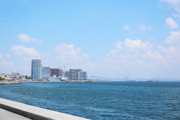 Naklejka premium Beautiful view of modern buildings near sea on sunny day