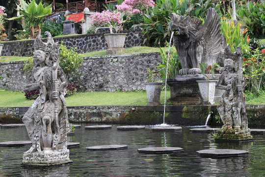Steinstatuen Wasserpalast Tirta Gangga Bali Indonesien