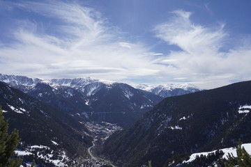 Fototapeta na wymiar Paisaje de montaña nevado