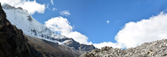 Fototapeta na wymiar Panoramica nevados de la laguna de Paron en Huaraz Caraz Peru