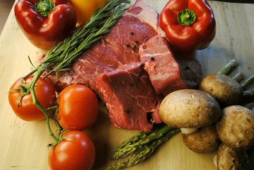 Raw Meat with Mushrooms & Tomatoes