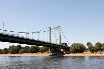 teilansicht der mühlheimer brücke mit natürlichem flussufer in köln deutschland fotografiert während einer bootstour auf dem rhein mit einem weitwinkelobjektiv