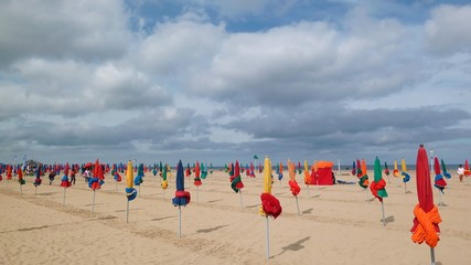 Célèbre plage de Deauville, avec ses parasols multicolores repliés (France)