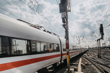 Fototapeta premium Pociąg przyjeżdża na dworzec kolejowy we Frankfurcie