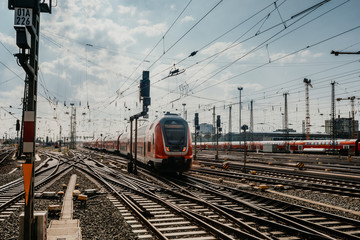 Naklejka premium Pociąg wjeżdża na dworzec kolejowy we Frankfurcie