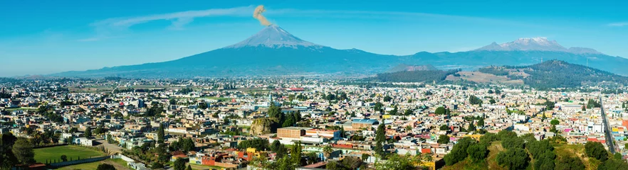 Zelfklevend Fotobehang Uitbarsting van de Popocatepetl-vulkaan over de stad Puebla, Mexico, panoramisch uitzicht © Belikova Oksana