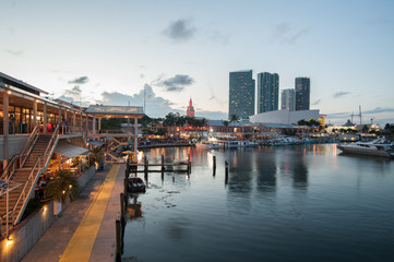 Naklejka premium miami bay dusk time