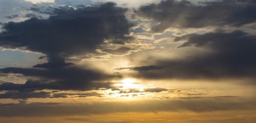 Obraz premium Cloudy sky at sunset