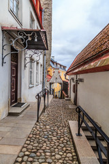 Wąska uliczka w Tallinie