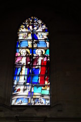 buntes kirchenfenster papst