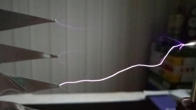 Spark electrical discharges.
Discharges have different trajectories.
Is used to observe the phenomenon.