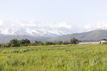 Obraz premium góry i domy z daleka