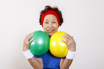 ボールを使って運動するシニア女性