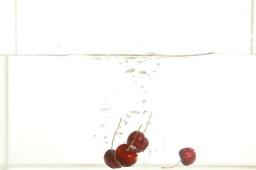 Fototapeta na wymiar cherry drop in water