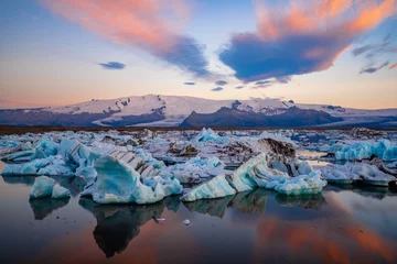 Fototapete Gletscher Eisberge in der Gletscherlagune Jökulsárlón. Nationalpark Vatnajökull, Island Summer.Midnight Sun.