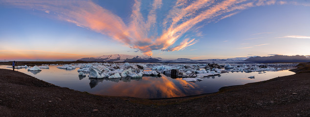 Vue panoramique sur la lagune glaciaire de Jokulsarlon. Parc national de Vatnajokull, Islande l& 39 été.