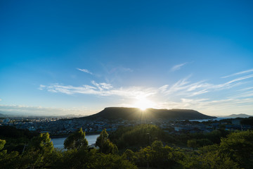 Obraz premium 夕暮れ 屋島と香川県高松市街並み