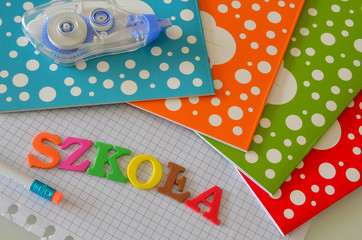 Przybory szkolne z napisem szkoła oraz czas do szkoły