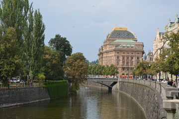 Fototapeta premium Blick zum Nationaltheater in Prag