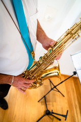 Naklejka premium the saxophone stands and is played in gold
