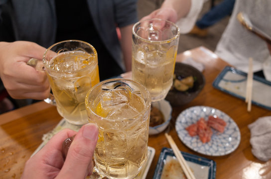 うぇ～～い！ハイボールで乾杯！飲み屋、居酒屋、せんべろ、リアル感、日常的な光景