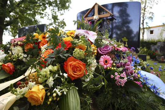 Frisches Grab auf einem Friedhof