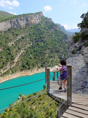 Serra de Montsec en espagne sur chemin vertigineux avec randonneur