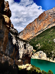 Fototapeta premium Serra de Montsec et falaise et lac en Espagne