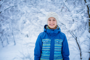 Fototapeta na wymiar Portrait of Beautiful young girl in winter park