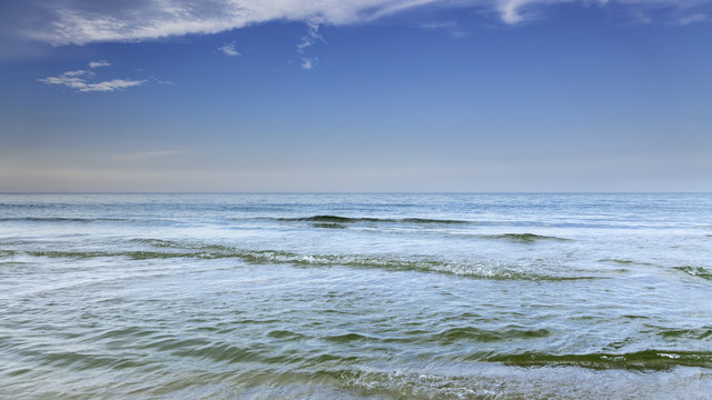 Fototapeta Morze Bałtyckie, widok z zachmurzonym niebieskim niebem 