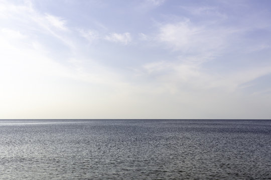 Fototapeta Morze Bałtyckie, widok z zachmurzonym niebieskim niebem 