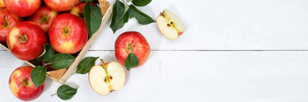 Äpfel Apfel Frucht Früchte Obst von oben Banner Textfreiraum Copyspace Blätter Holzbrett